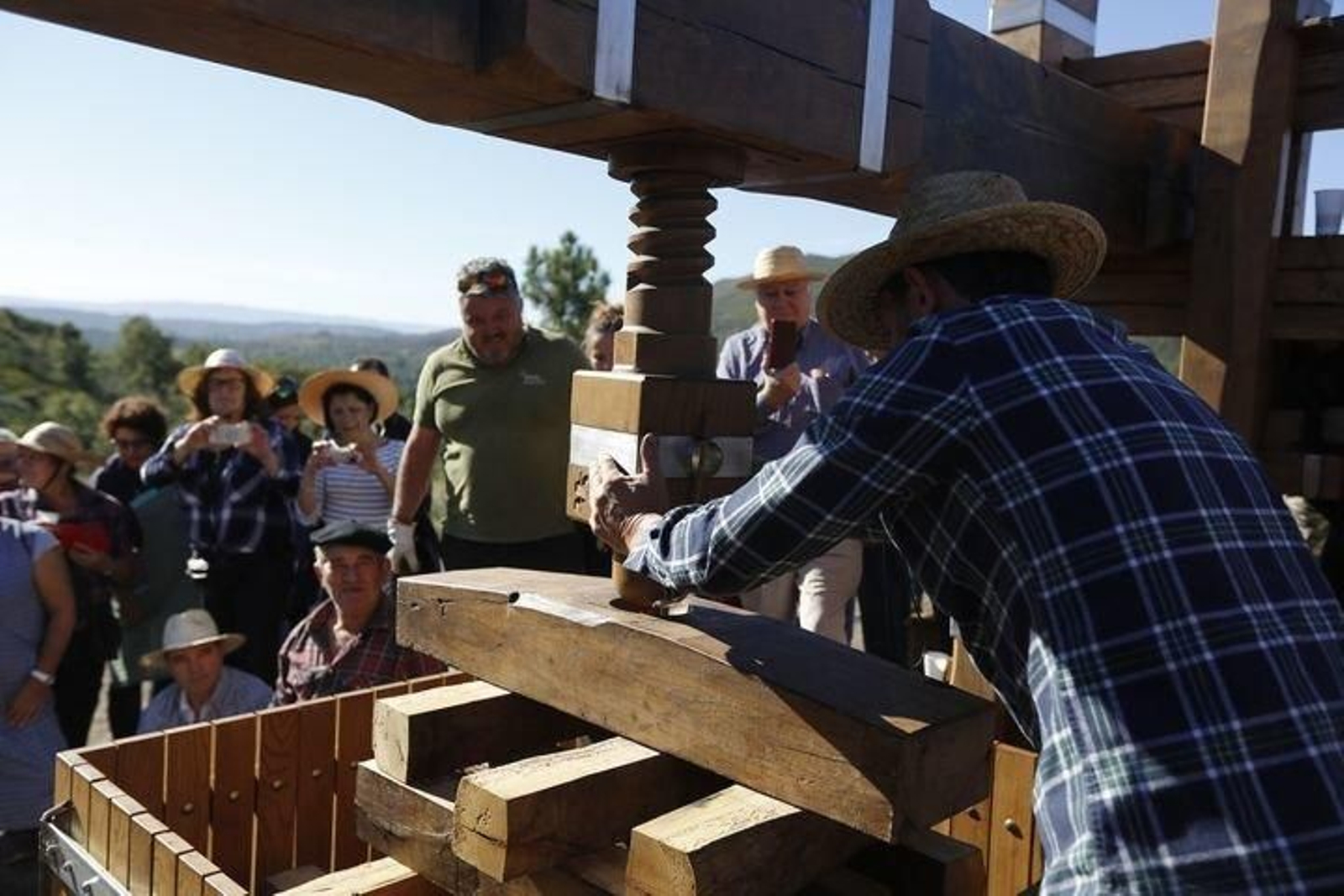En el lagar de Xan Preto (Oímbra) tuvo lugar una recreación de la elaboración de vino blanco.
