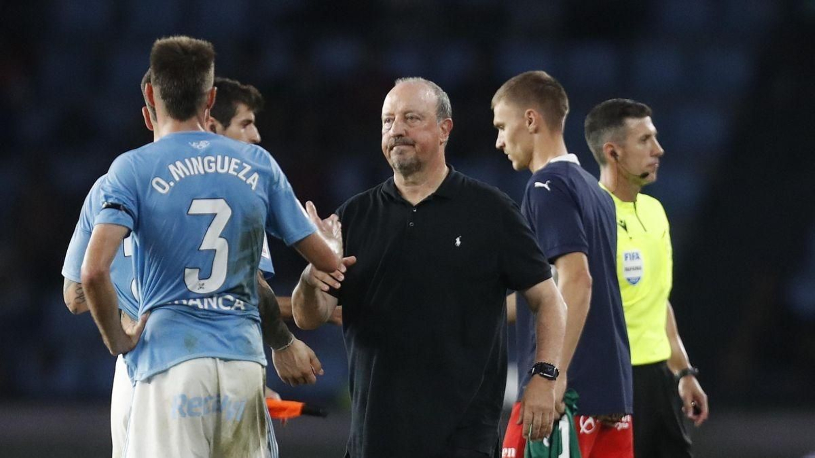Rafa Benítez saluda a Óscar Mingueza al final del partido disputado ayer en Balaídos.