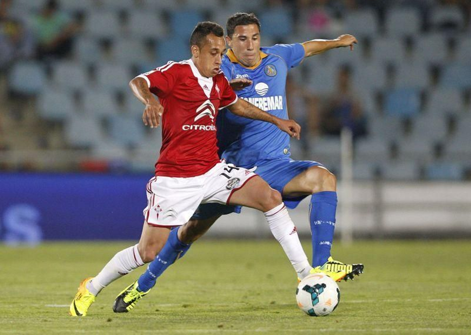 El vigués Roberto Lago afronta el partido mermado físicamente y podría quedarse en la grada.