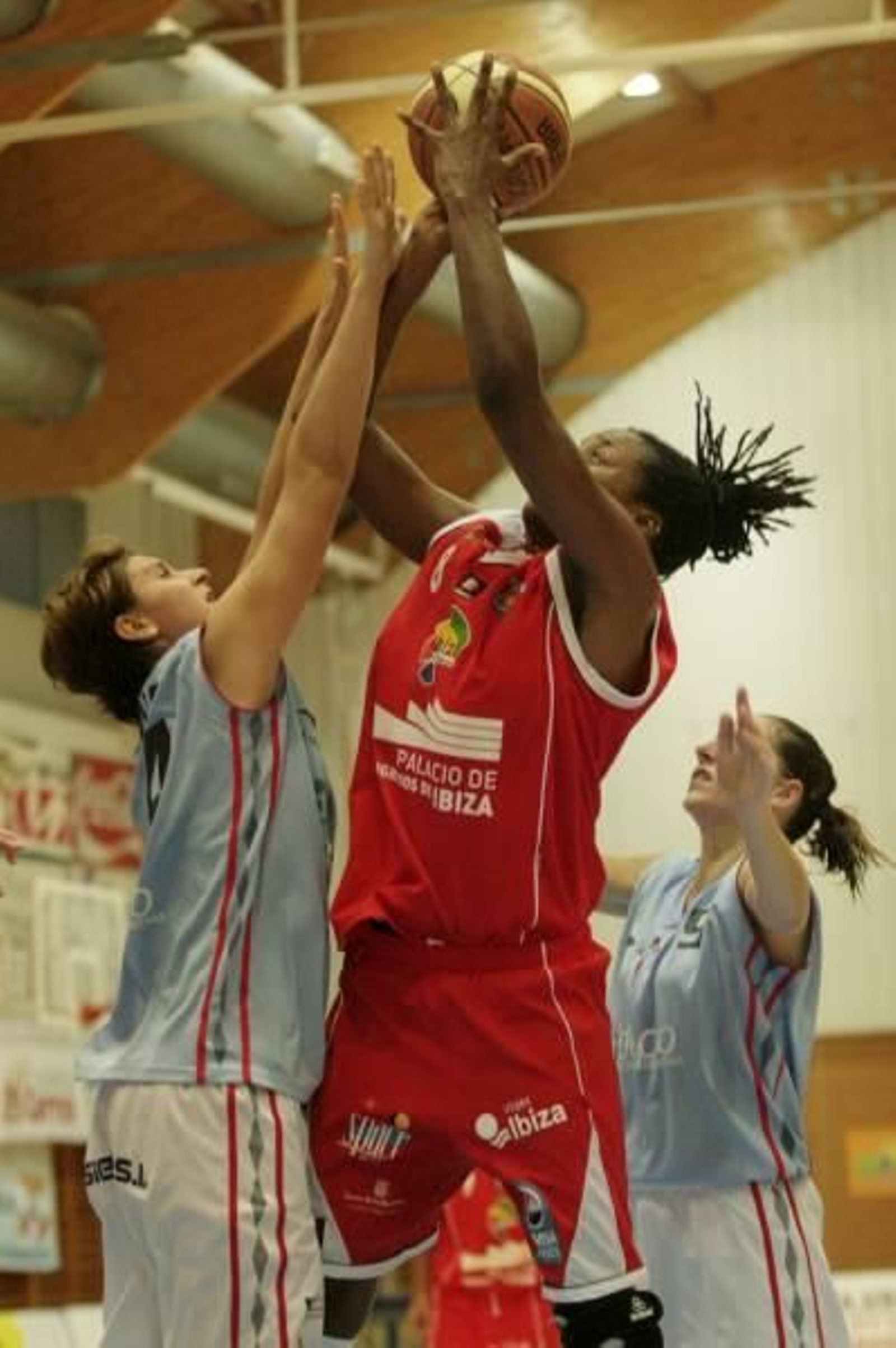 Svitlica y Jordana defienden un ataque ibicenco. Foto: irene g. ruiz