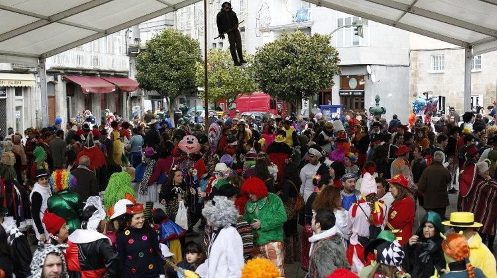 Centenares de personas disfrutan del Entroido en una de las ediciones de los últimos años. (Xesús Fariñas).