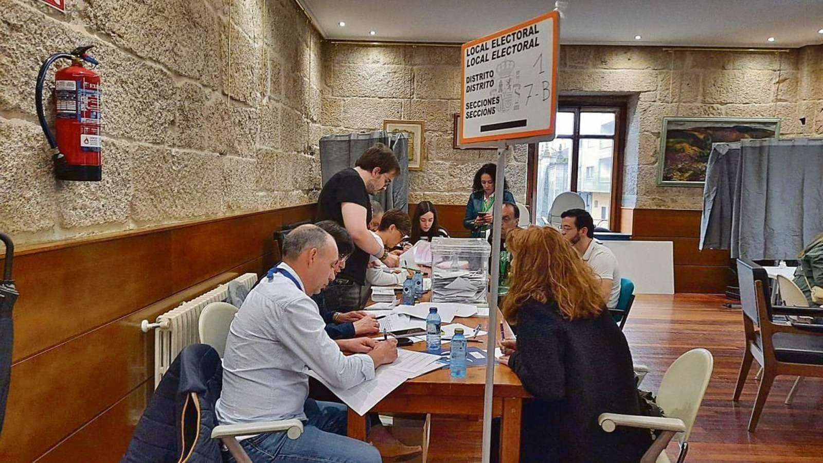 Una mesa electoral en las municipales de 2023.