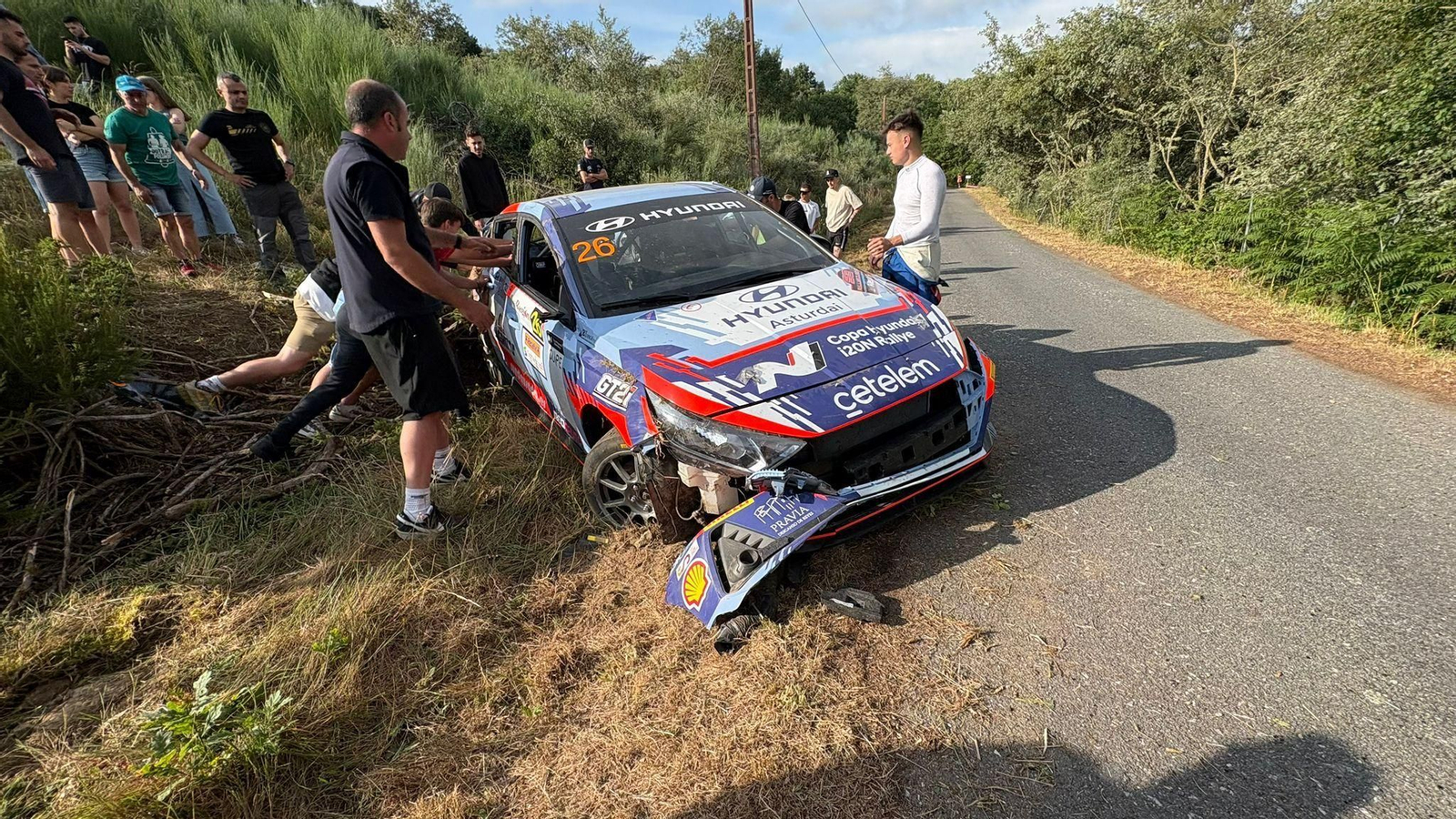 Adrián Blanco protagonízo el primer accidente del Rally de Ourense 2025.