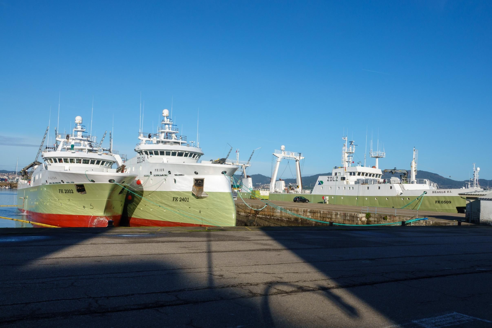 Algunos de los pesqueros con matrícula de Falkland amarrados en Beiramar.