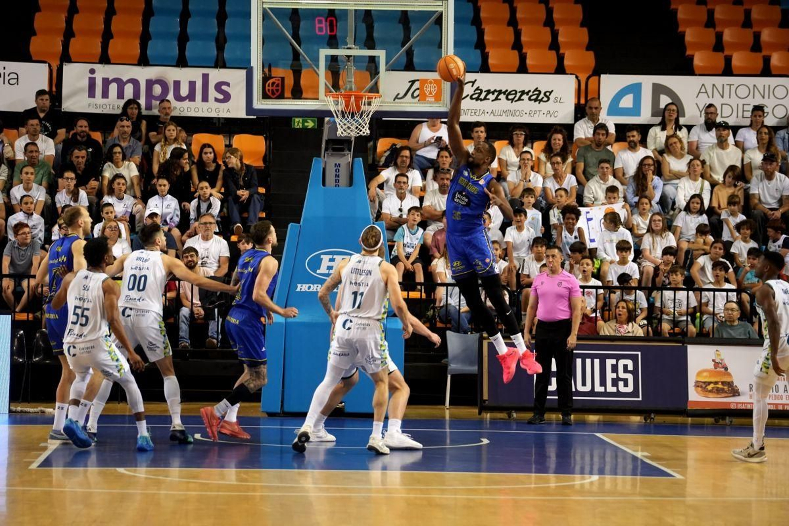 El pívot del COB Romaro Gill se dispone a machacar el aro del Menorca.