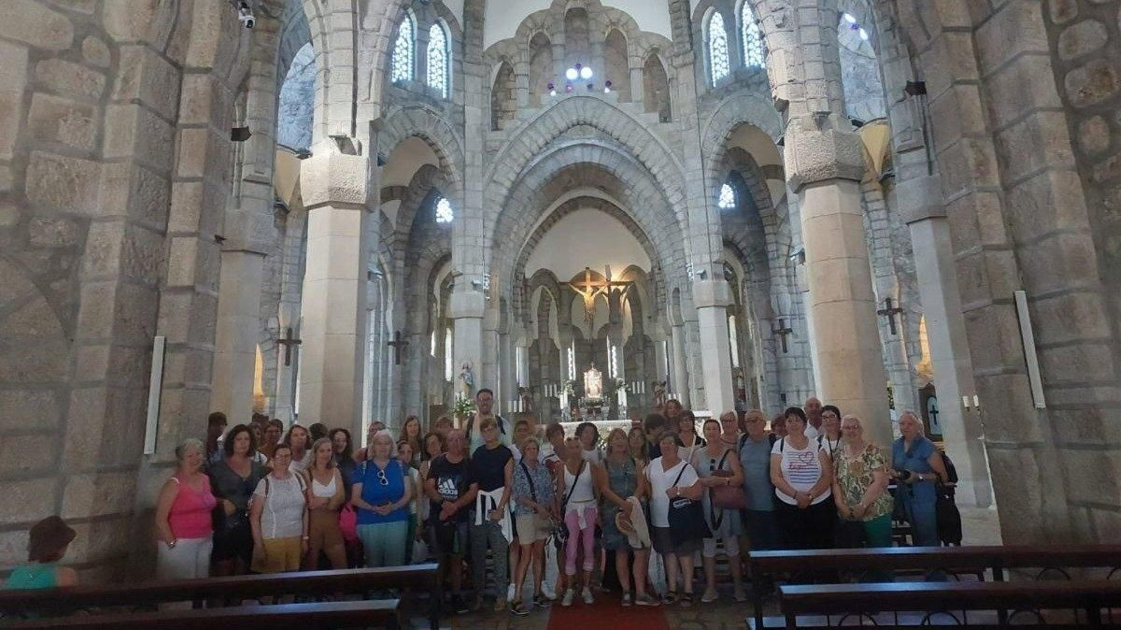 Visitantes en la Igrexa da Veracruz de Carballiño.