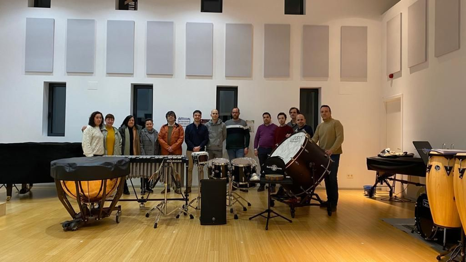 Integrantes del Anpa y profesorado del Conservatorio con nuevo material.