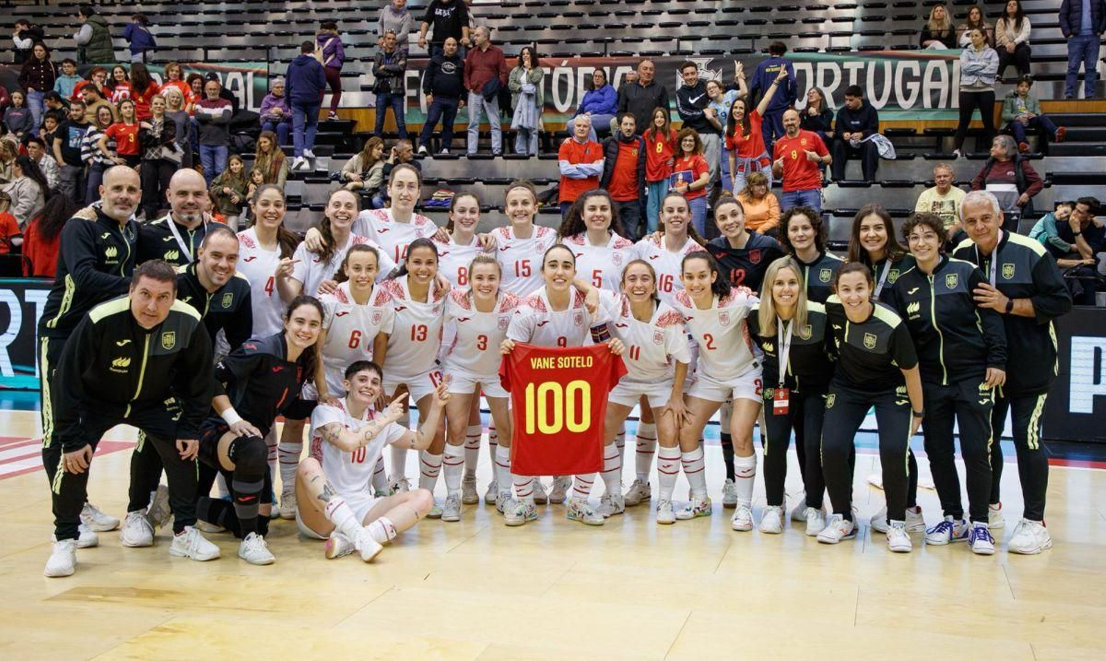 Vanessa Sotelo posa con la camiseta por su partido número 100, rodeada de compañeras y cuerpo técnico.