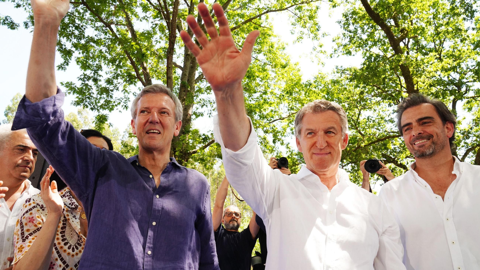 El presidente de la Xunta de Galicia, Alfonso Rueda, el presidente del Partido Popular, Alberto Núñez Feijóo, y el presidente provincial del PP de A Coruña, Diego Calvo.