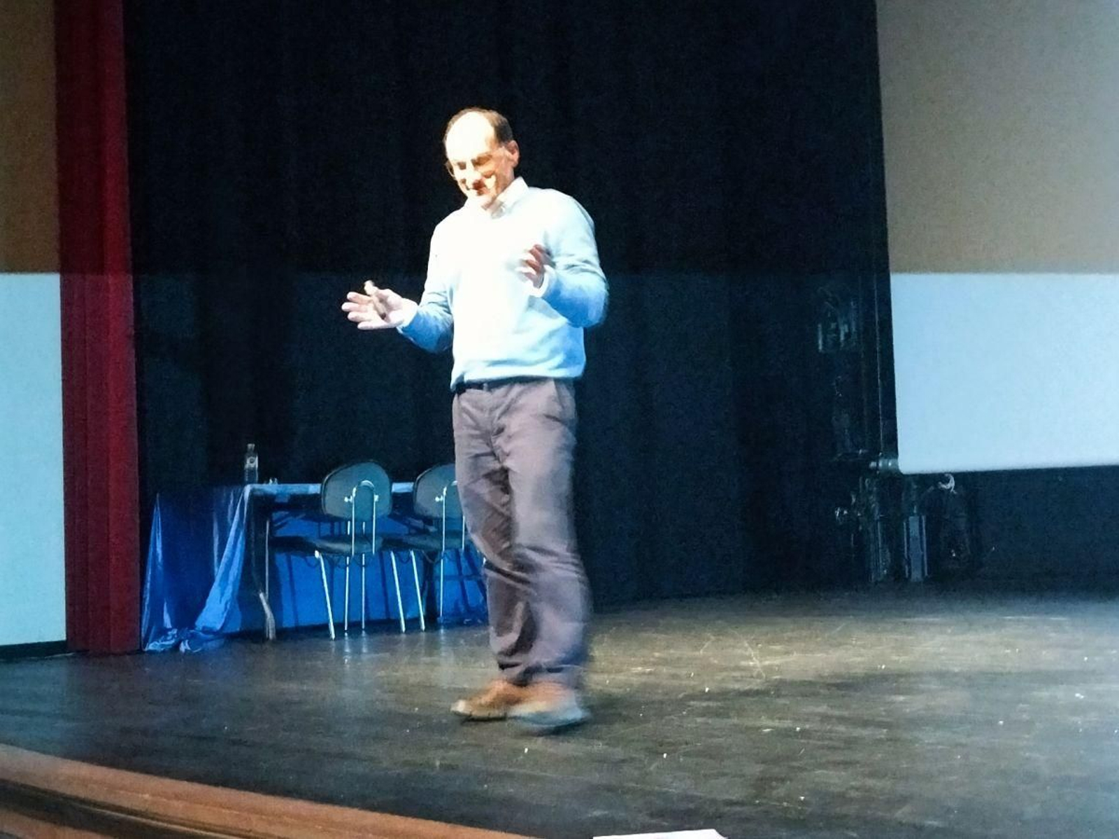 Manuel Isorna en el inicio de su exposición.