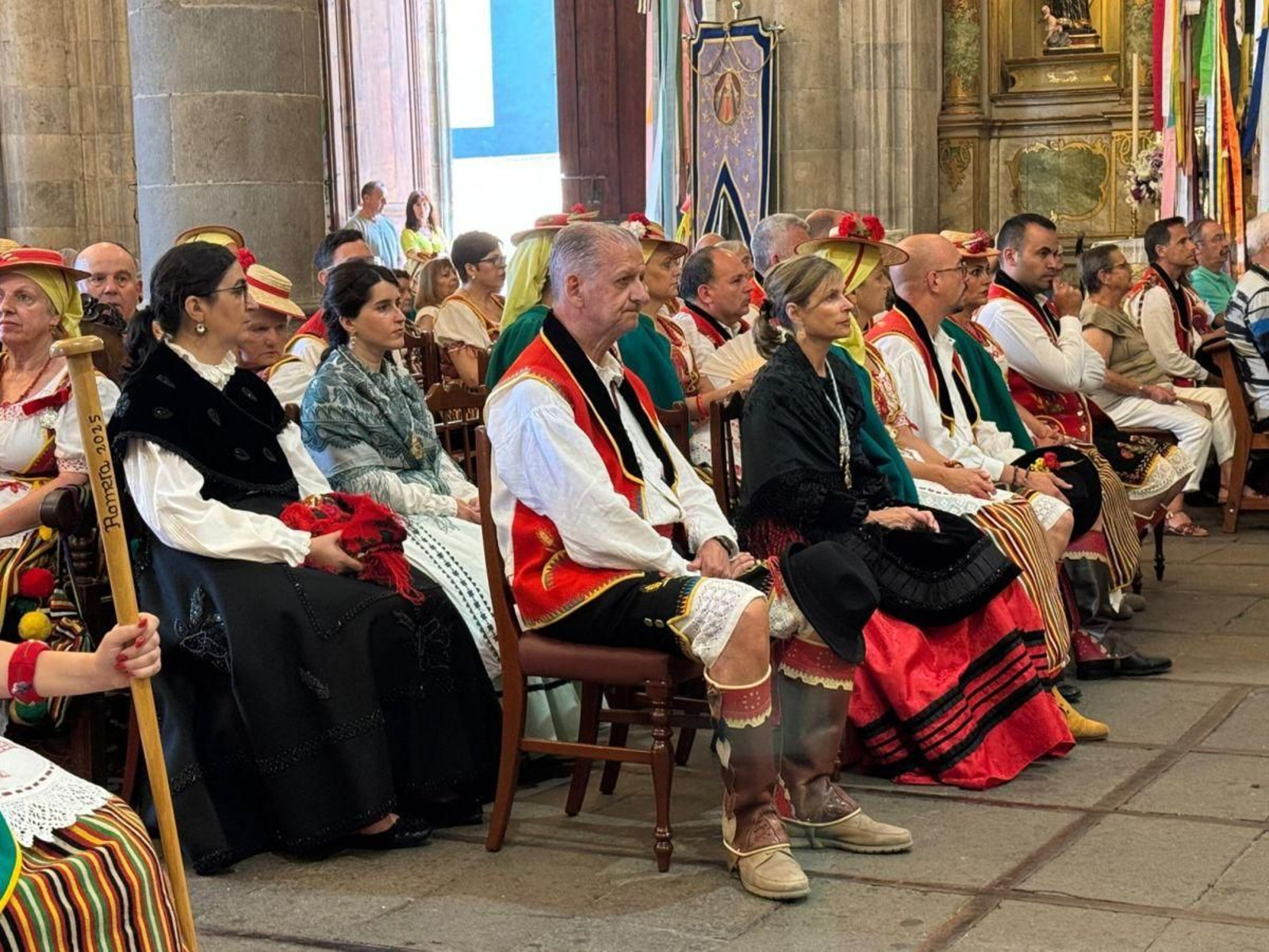 Villeros hermanos de La Orotava, con la alcaldesa, durante las fiestas del Corpus Christi de Ponteareas en 2025.