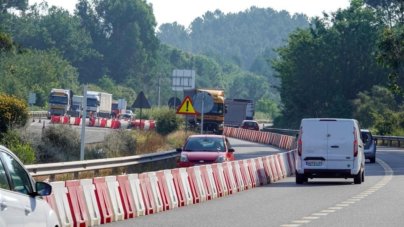 El punto donde se centra el grueso de los trabajos en la A-52 junto al nudo del Puzo atrapa a miles de vehículos.
