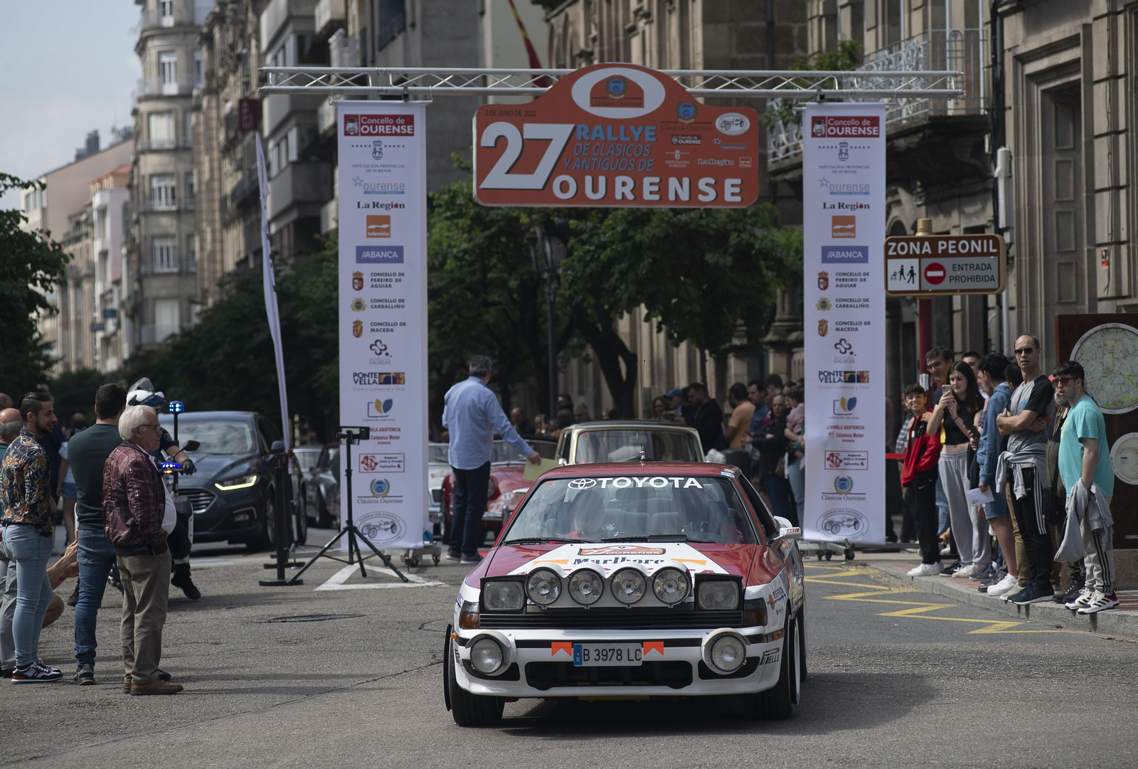 Coche de rally antiguo circulando por las calles de Ourense