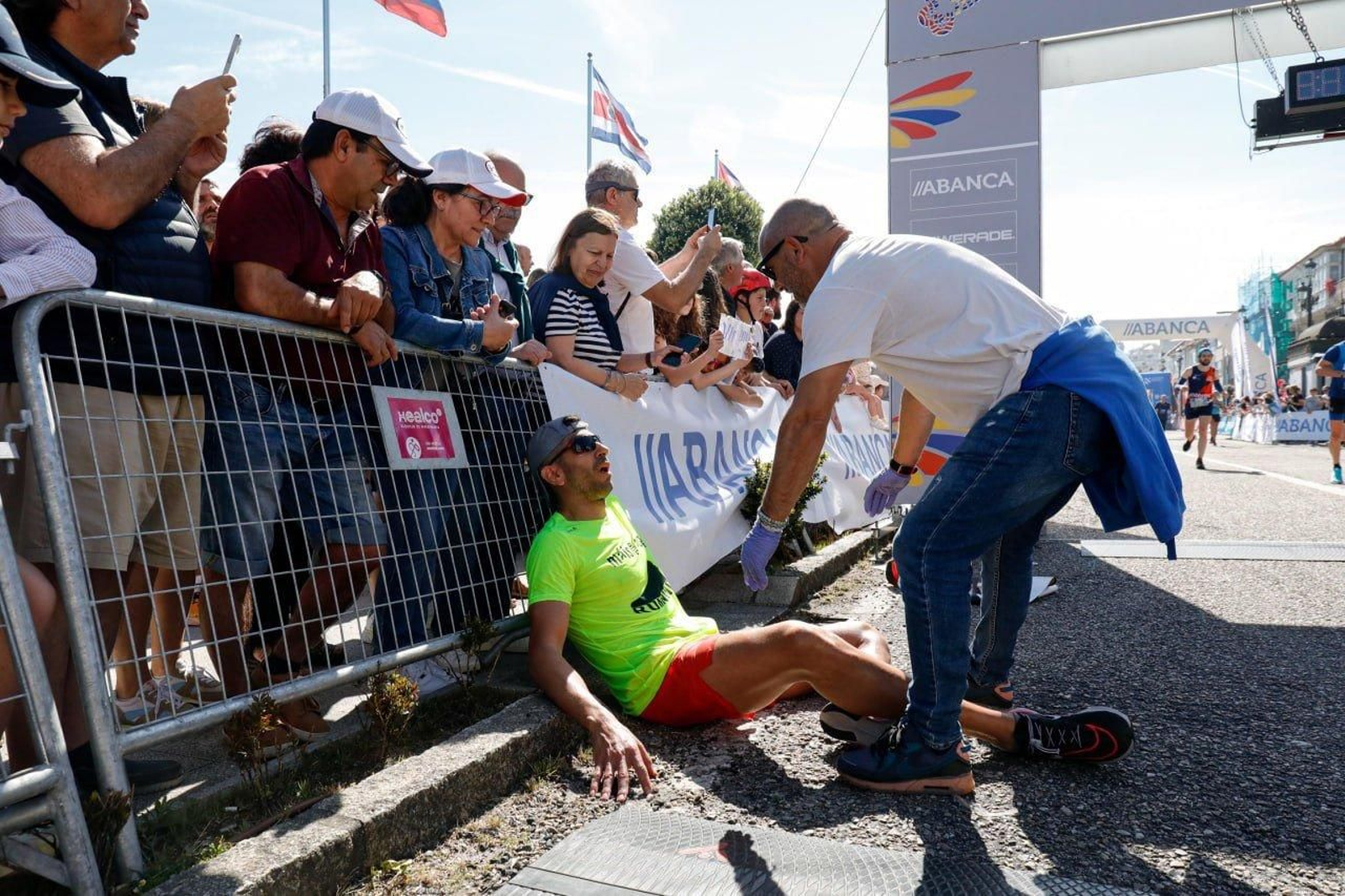 El calor pasó factura a algunos corredores.