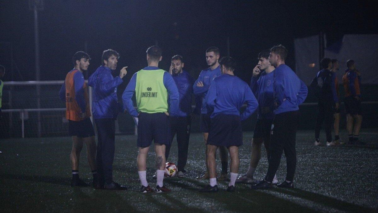 Los jugadores del Barbadás atienden las indicaciones del técnico Juanjo Vilachá. Foto: Miguel Ángel