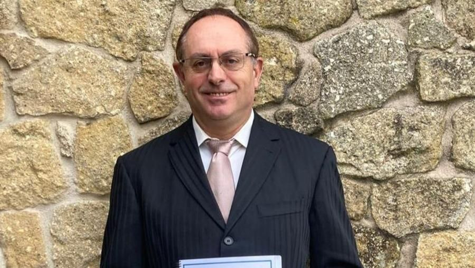 El gulandés Arístides Carrera, con uno de los seis libros que va a publicar.