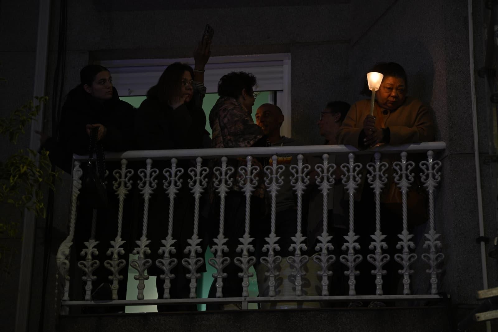 Fieles de todas las edades portaron sus antorchas y velas encendidas en señal de promesa, agradecimiento y fe.