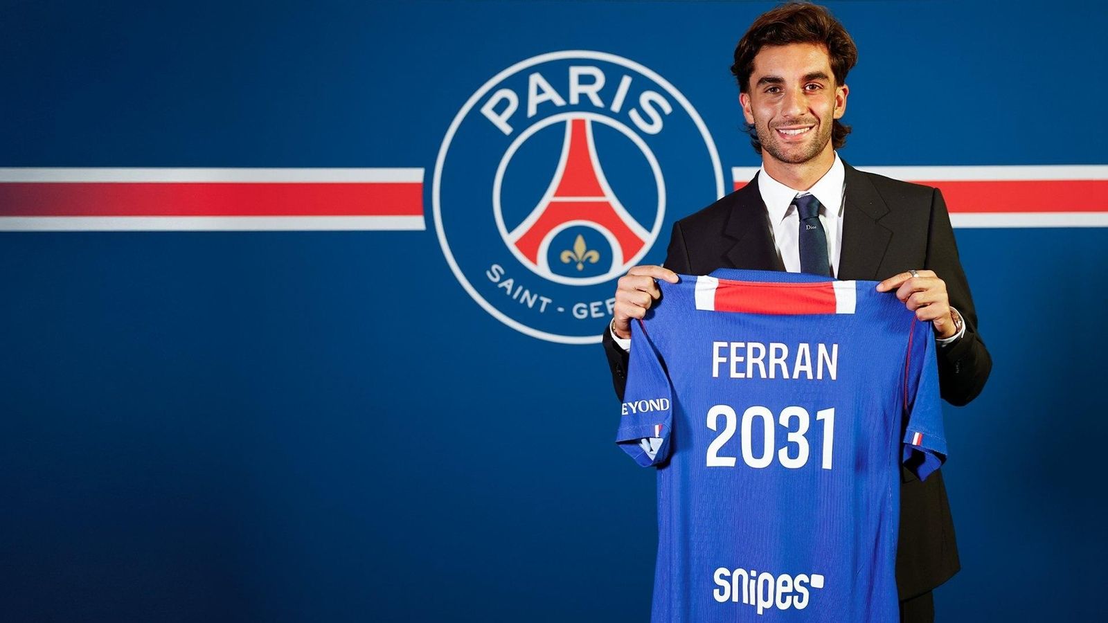 Ferrán Torres con la camiseta del PSG