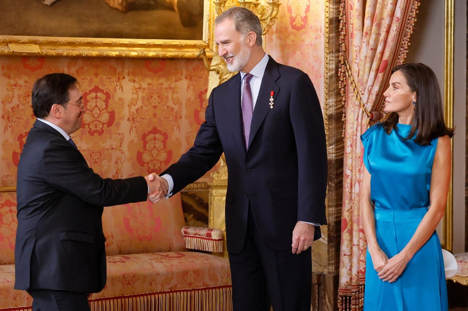 El Rey Felipe VI (d) saluda el ministro de Asuntos Exteriores, Cooperación y Unión Europea, José Manuel Albares (i).