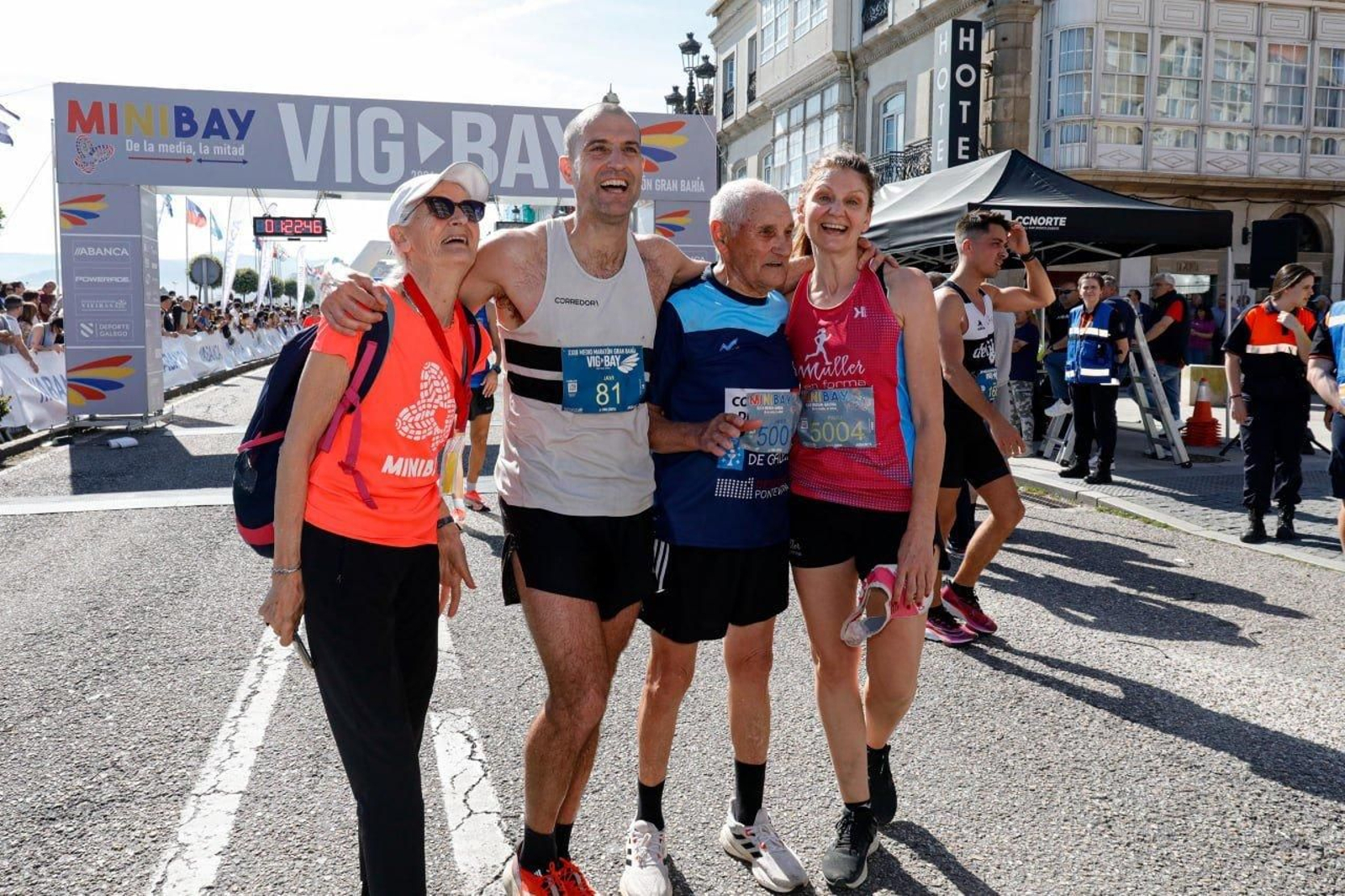 Llegada a la meta de los participantes en la Vig-Bay 2024.