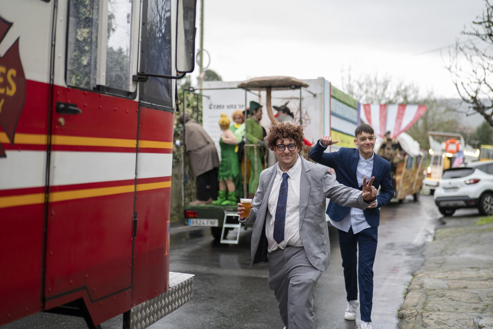 Galería | El Entroido itinerante de Parada de Amoeiro lleva la diversión por bandera