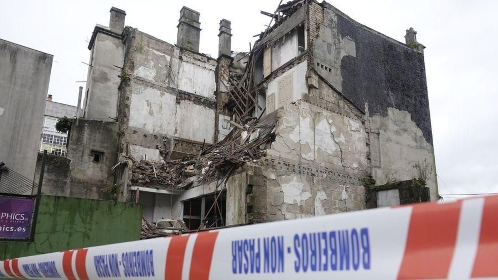 La fachada interior del inmueble se desplomó causando daños en la estructura, que estaba totalmente deteriorada.