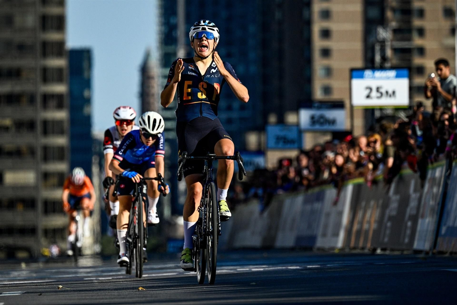 Alejandra Neira celebra su triunfo al spritn en el Mundial Junior de Ciclismo celebrado en Canadá.