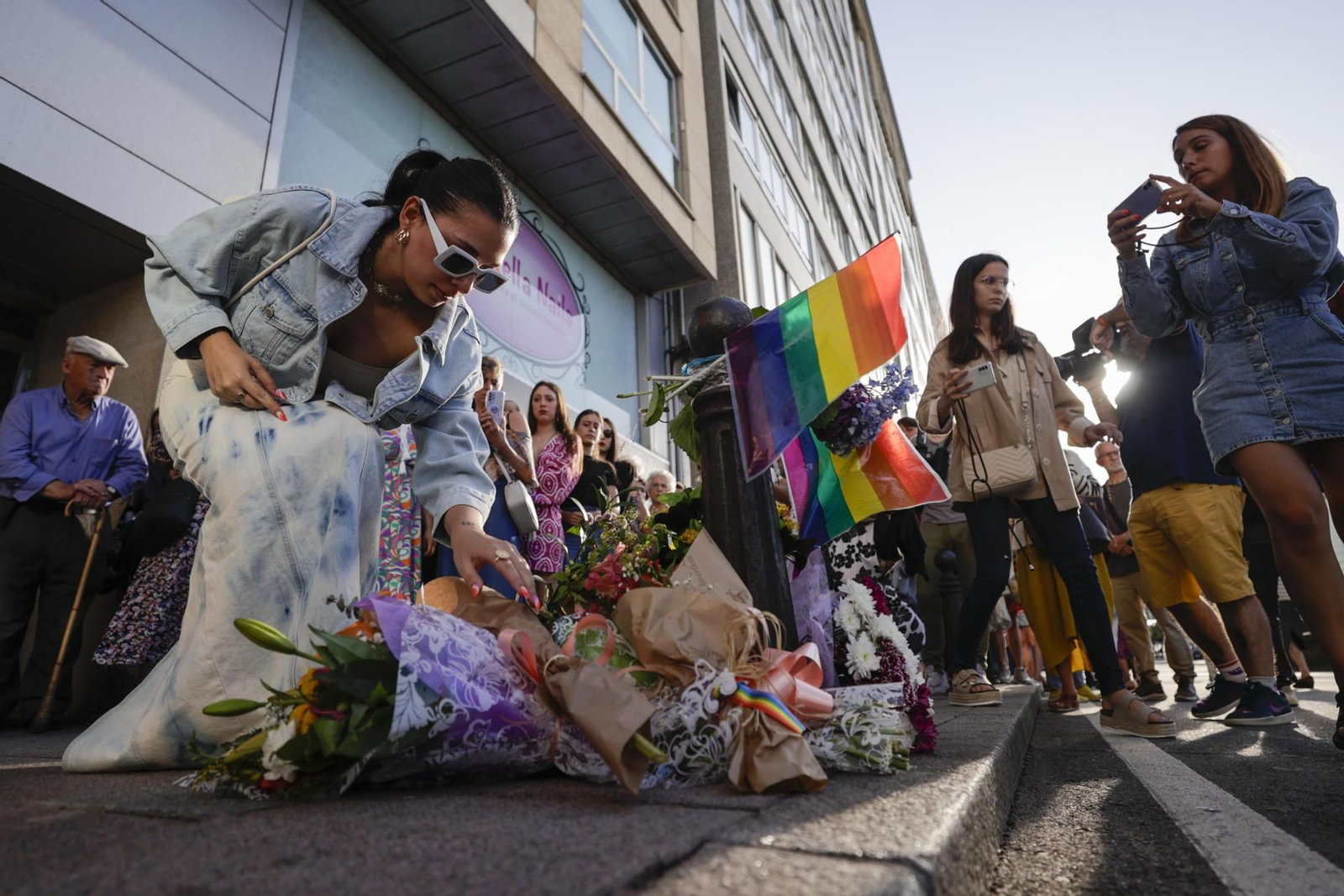 Vigilia de la Asociación por la Libertad Afectivo y Sexual de A Coruña en el punto donde fue asesinado Samuel Luiz hace dos años. Foto: EFE.