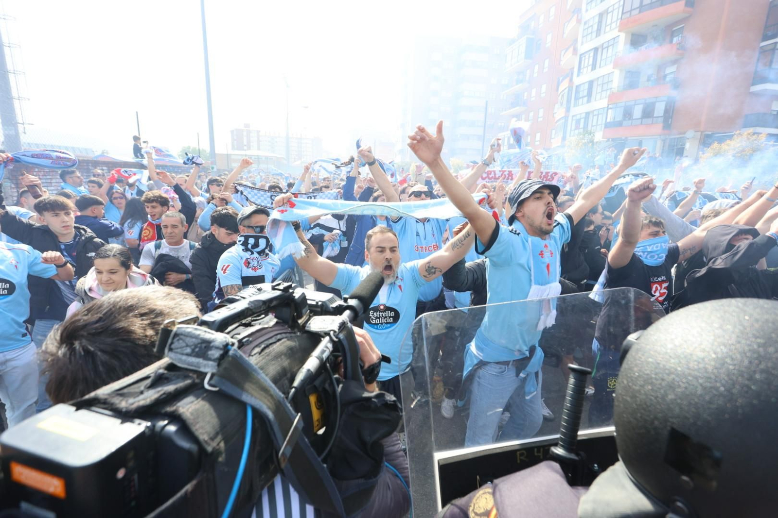 Galería | Una marea celeste recibe a los jugadores en Balaídos