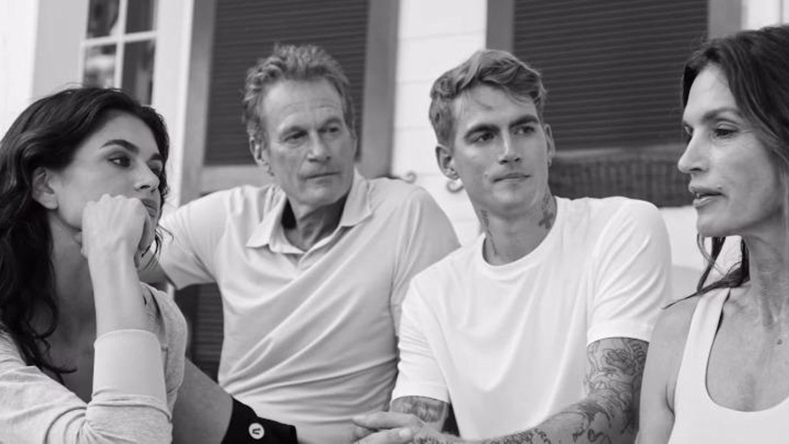 Kaia Gerber, Rande Gerber, Presley Gerber y Cindy Crawford durante una video publicitario.