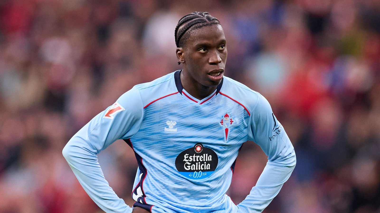 Ilaix Moriba del RC Celta de Vigo observa durante el partido de LaLiga EA Sports entre el Athletic Club y el RC Celta de Vigo