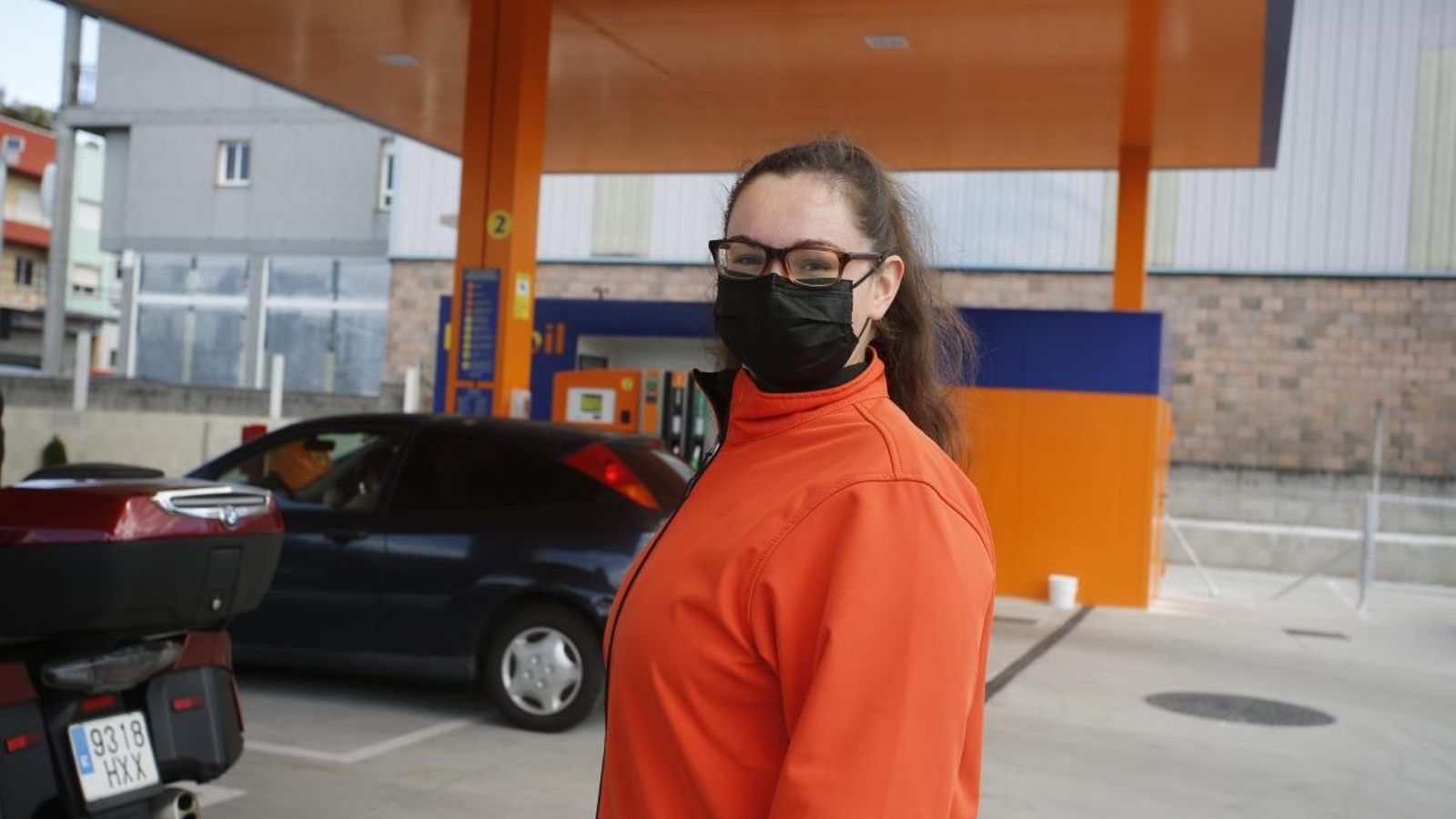 Melanie, gasolinera.