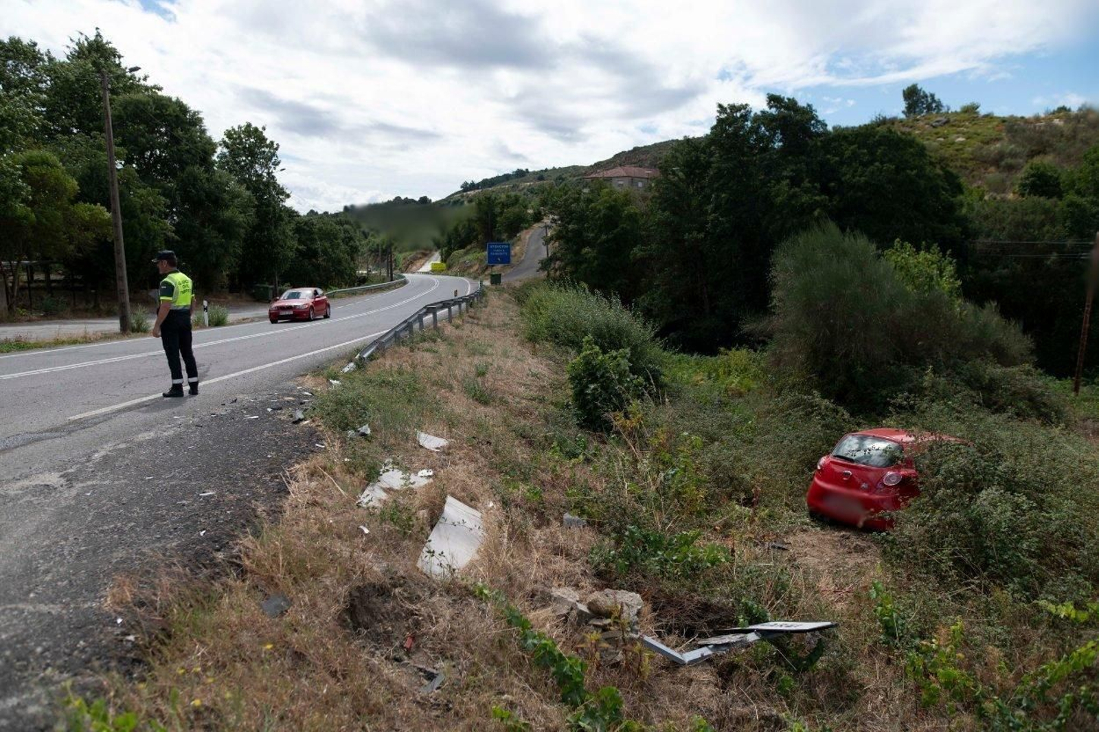 El coche que cayó por un terraplén en Monterrei (Foto: Martiño Pinal).