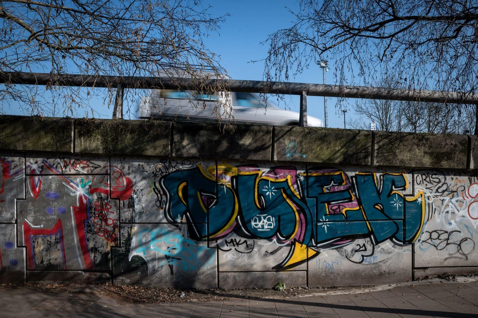 OURENSE (PONTE MILENIO). 28/01/2022. OURENSE. Pintadas nos lugares máis turísticos da cidade. FOTO: ÓSCAR PINAL