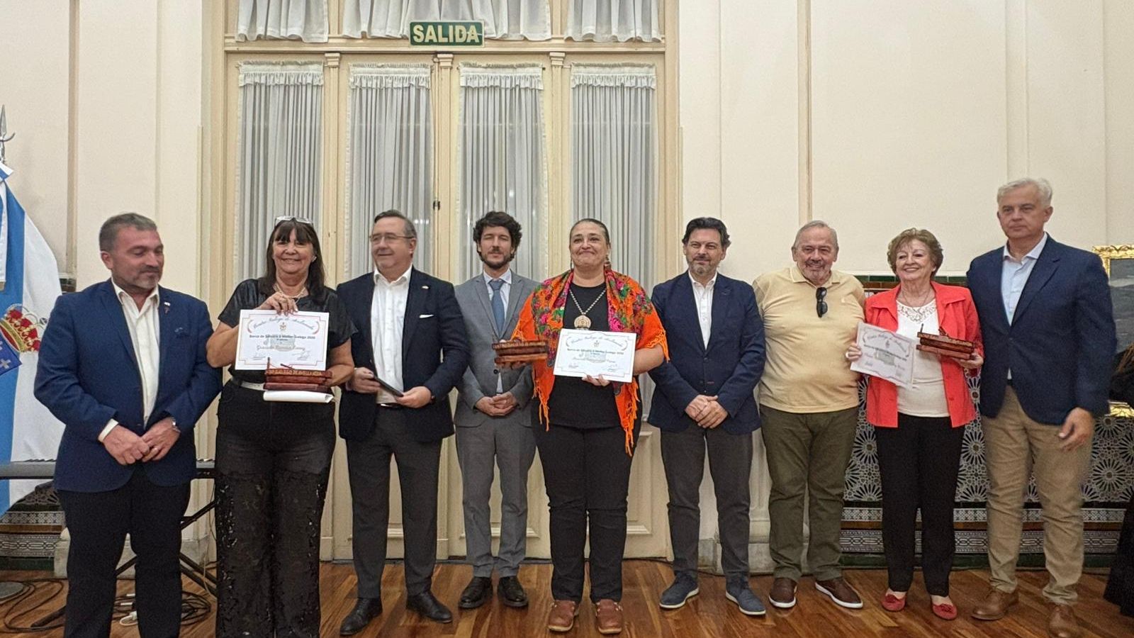 Autoridades junto a las mujeres reconocidas