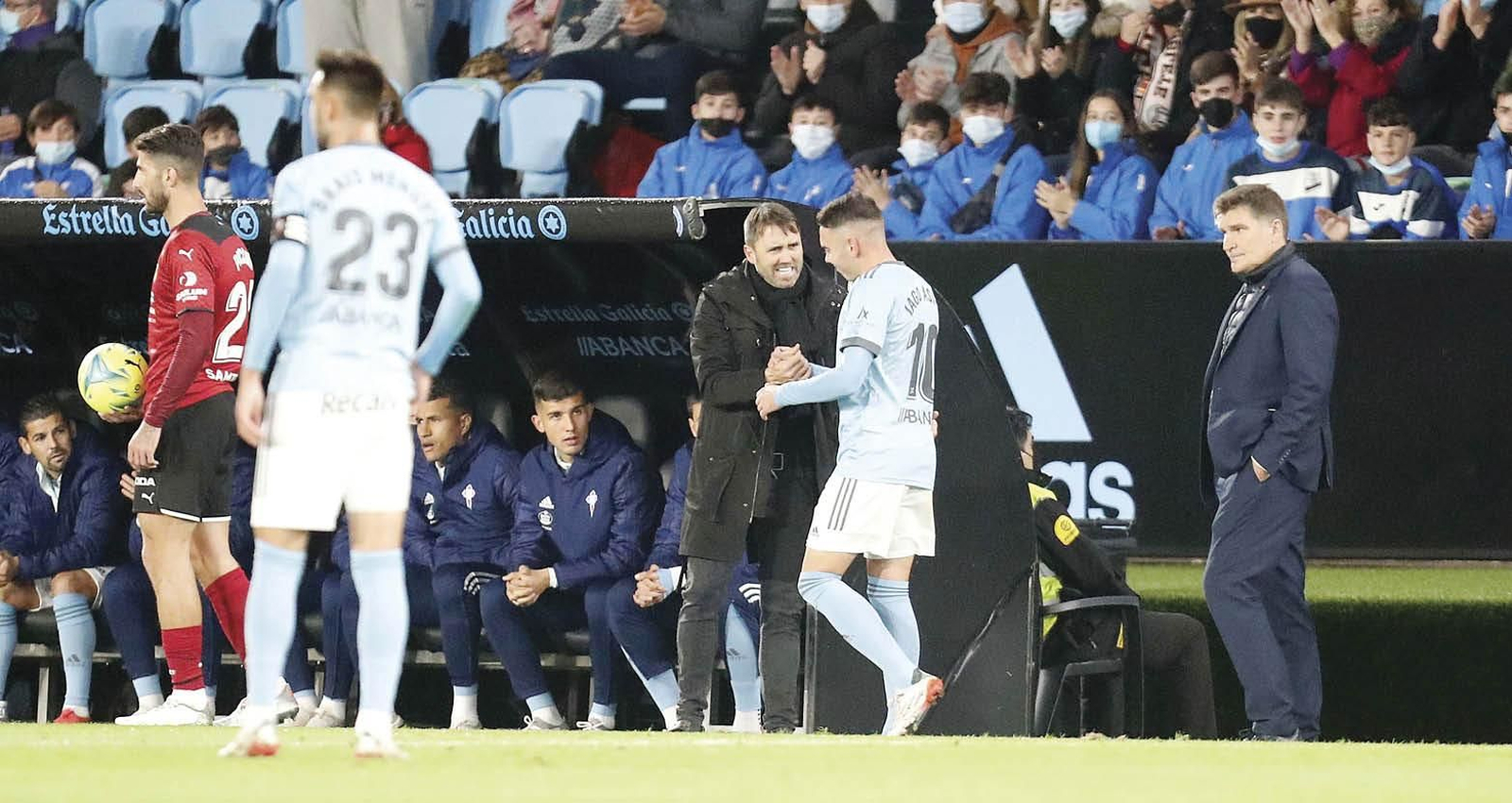 Momento en que Iago Aspas abandona el campo lesionado anoche en Balaídos, tras la jugada clave del partido: a partir de ahí el Celta se vino abajo.