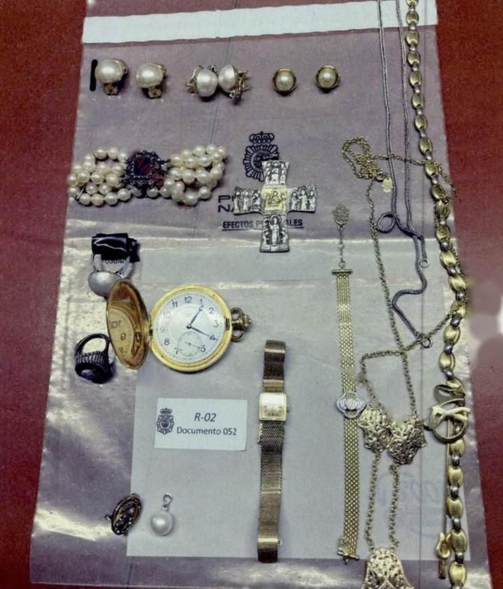 Galería | Zapatero guardaba decenas de joyas y relojes en una caja fuerte en su despacho, fotos