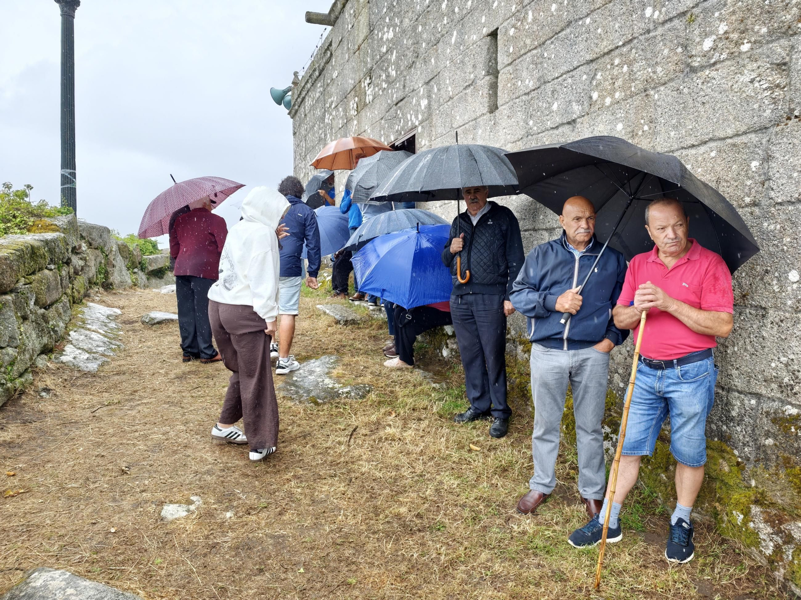 Galería | La fe movió a los devotos a una lluviosa romería de San Bartolomeu en Valadares