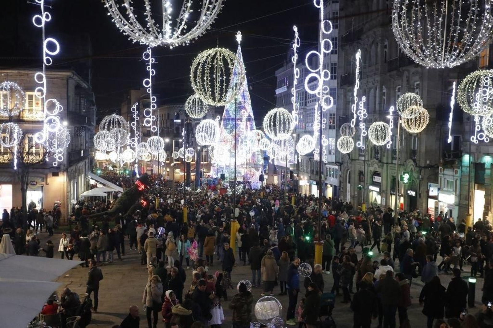 Los turistas invaden Vigo en el Puente320