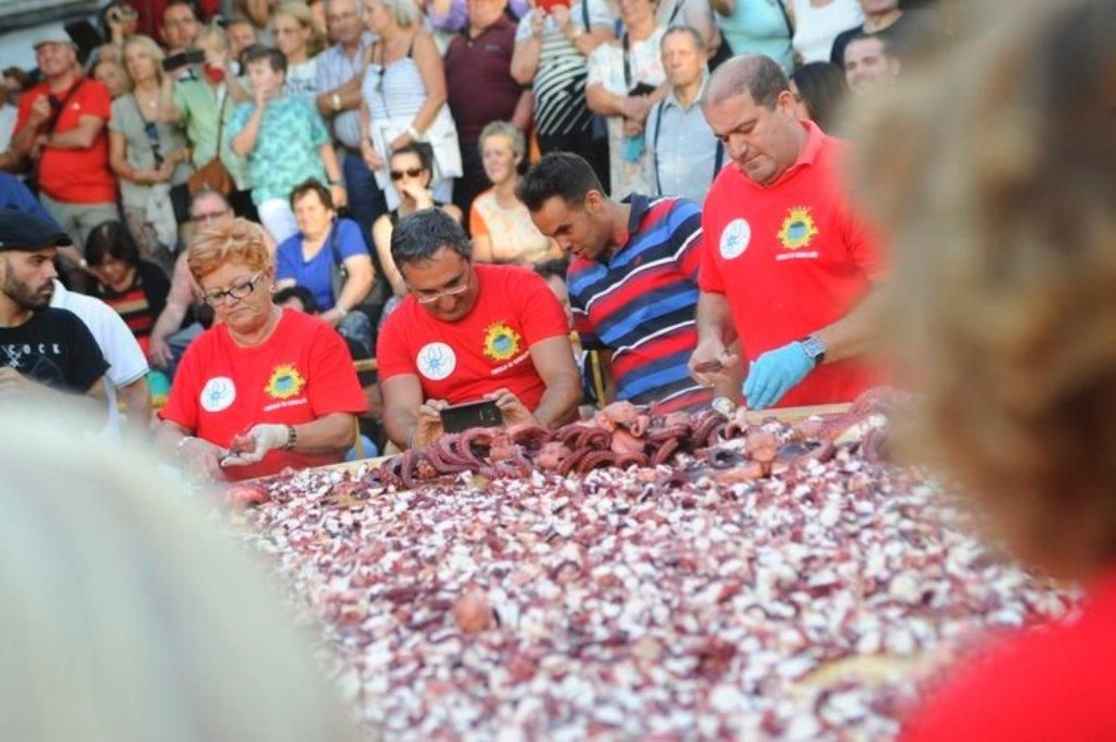 La elaboración de la tapa de pulpo más grande del mundo en Carballino 15