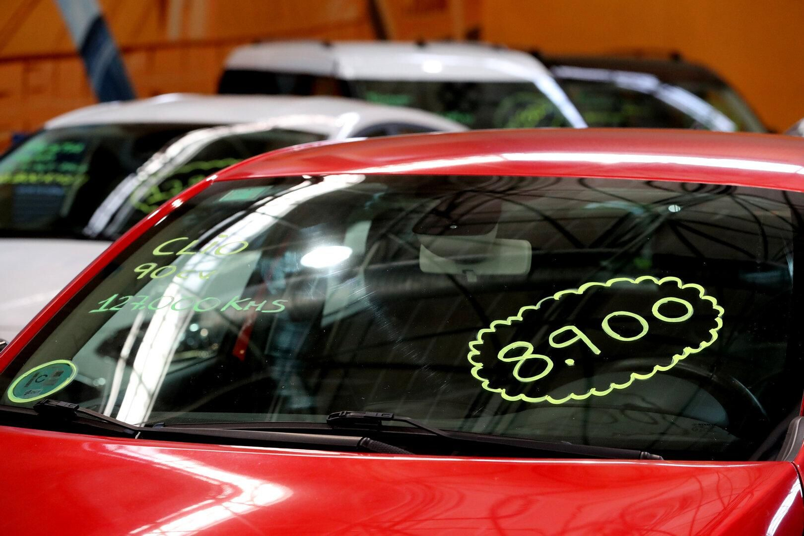 Coche expuesto con precio en la segunda jornada del Salón del Automovil en Expourense, especial coches de ocasión.