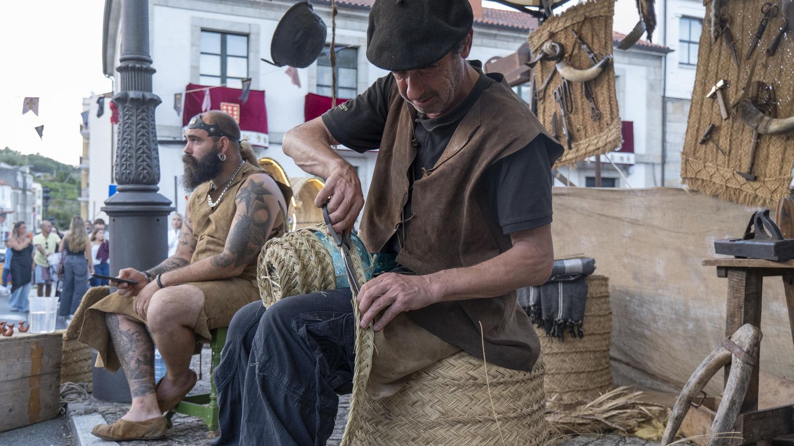 Los artesanos muestran su oficio en las calles ribadavienses.