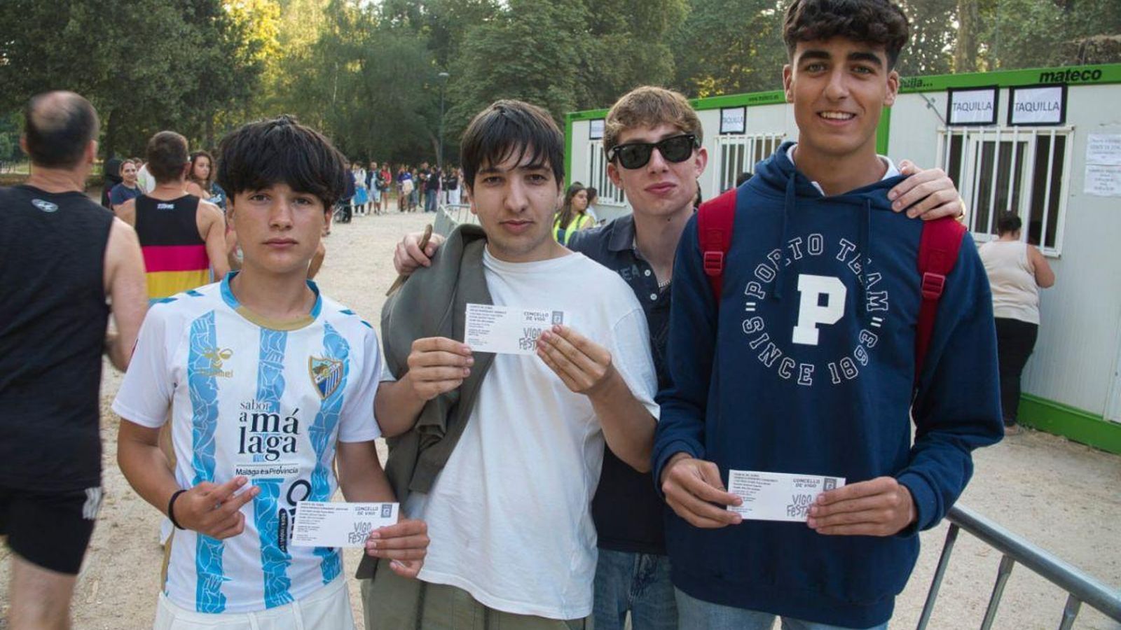Sin dormir y entre amigos fueron desde el concierto de Panorama a la cola de Castrelos.