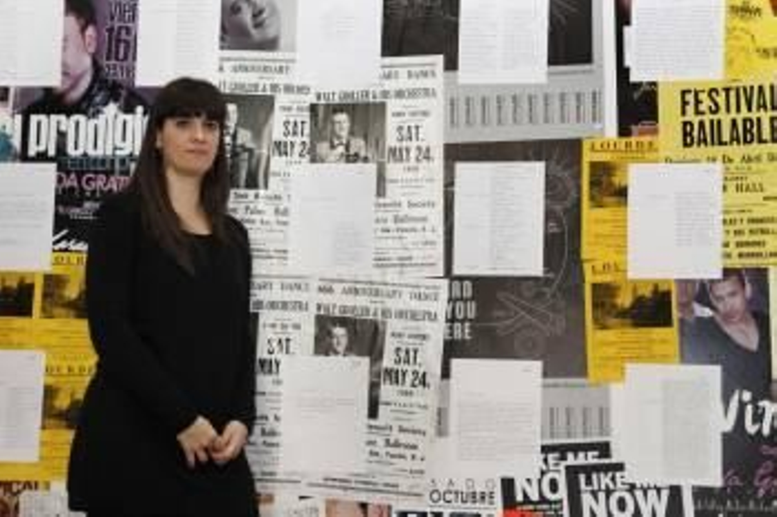 Abigail Lazkoz, en la entrada del Marco, donde montó su instalación a base de carteles de calle.