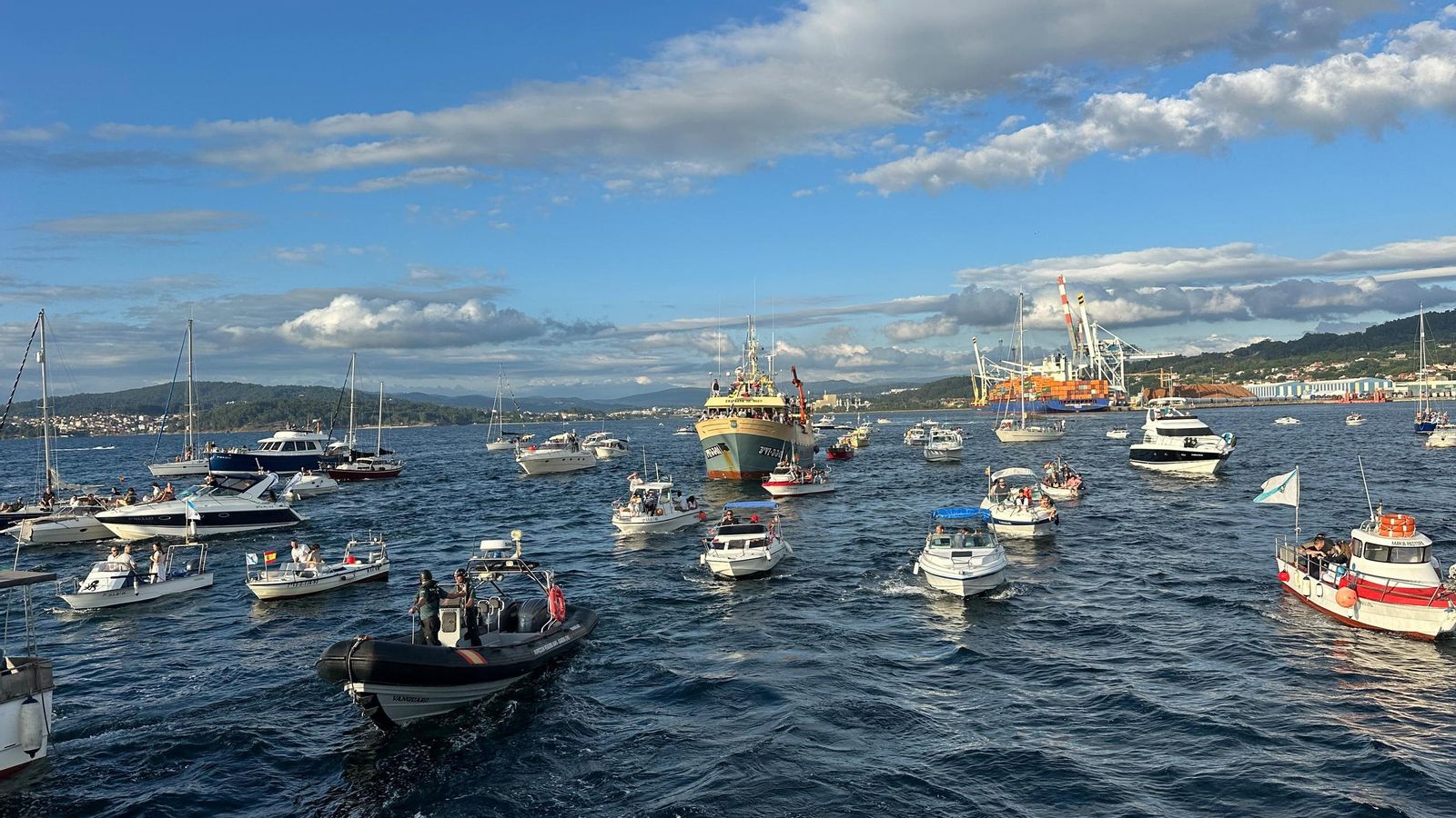 El buque Nuevo San Cibrán escoltado por decenas de barcos.