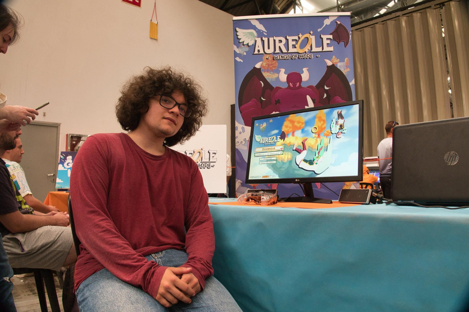 El desarrollador vigués Gerardo Borjes posa con una demo de “Aureole”  que exhibió en el Ifevi.