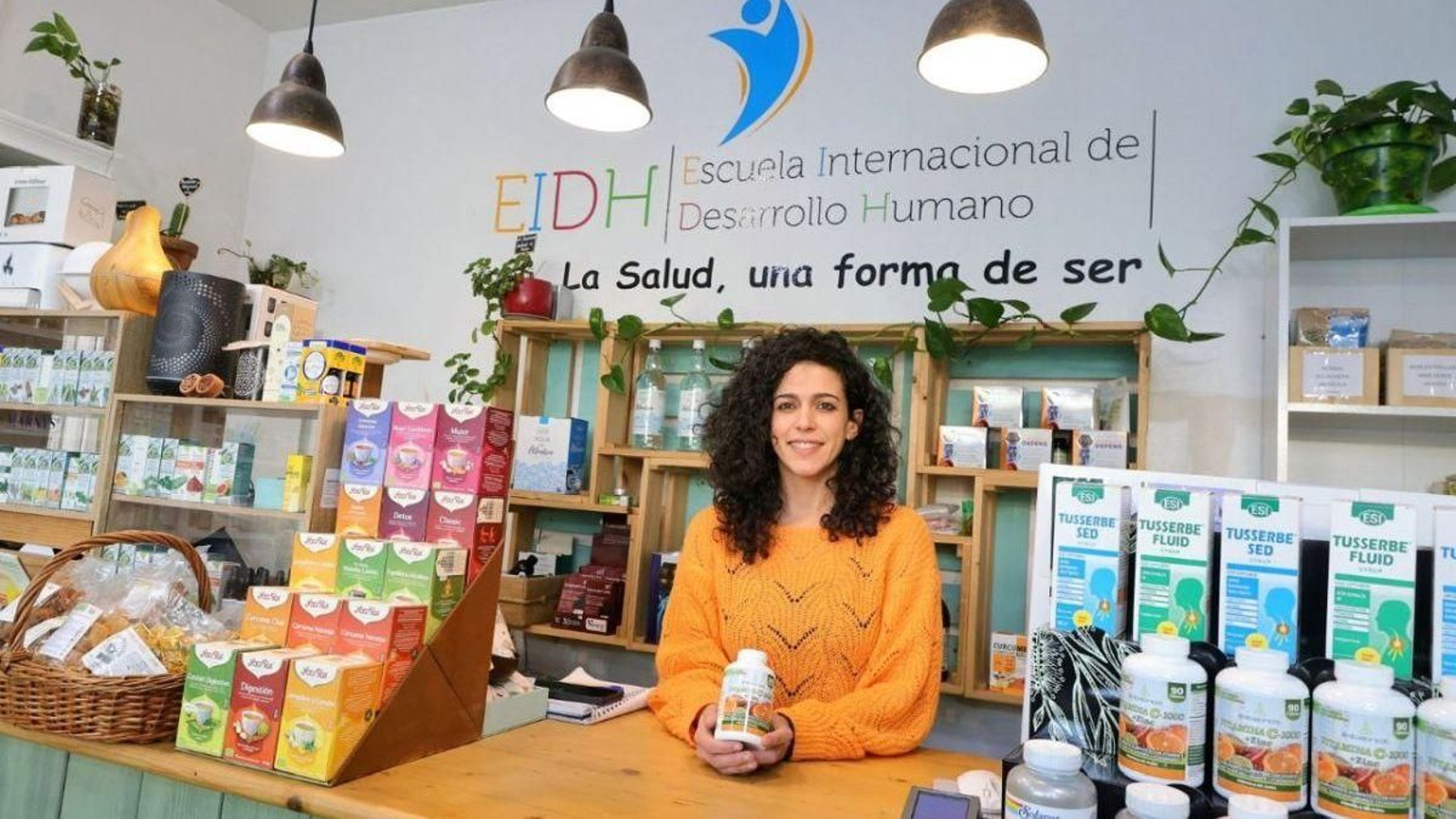 Silvia Alonso, responsabel del herbolario de la EIDH y Centro Natural, en Vigo.
