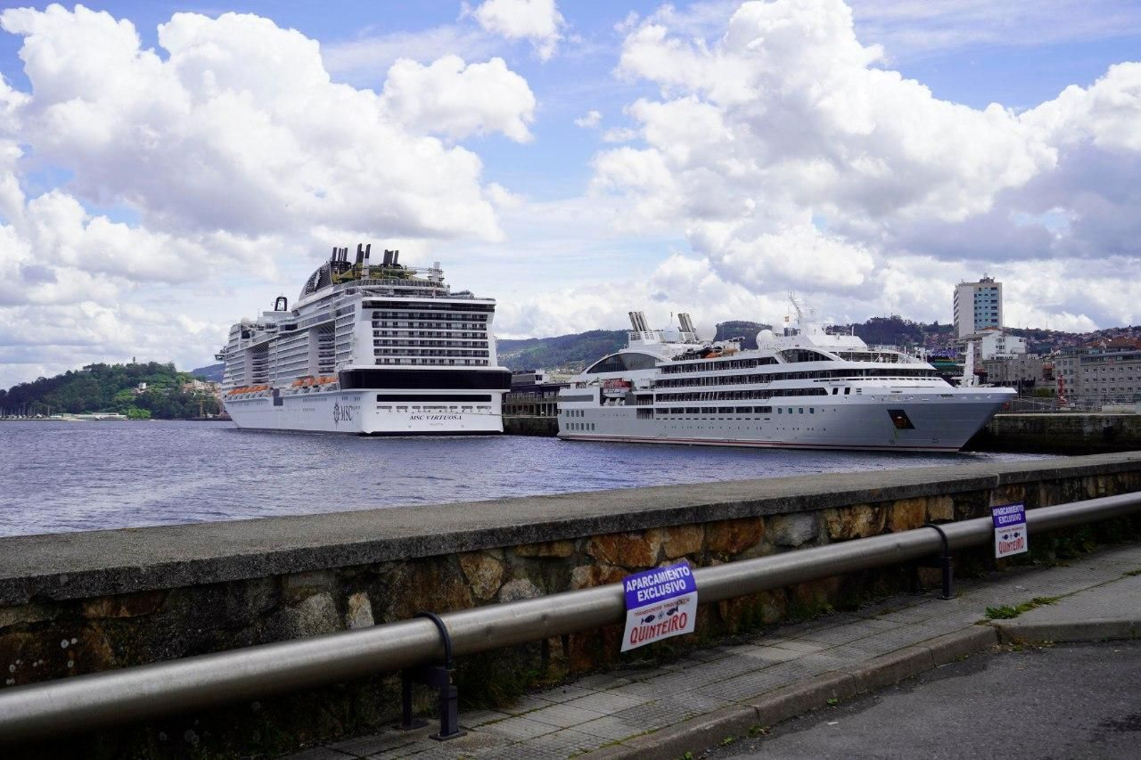 Dos de los tres cruceros, ayer atracados en el muelle de Trasatlánticos.