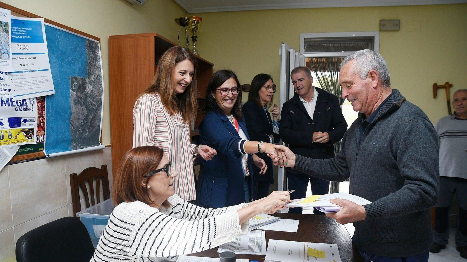 María José Gómez, Ana Villarino, Paz Rodríguez y Manuel Pardo, ayer en la entrega de títulos en Espiño, Oímbra.