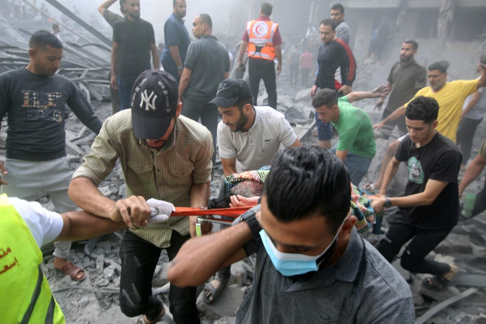 Palestinos evacúan a un ciudadano herido en Gaza. // Europa Press